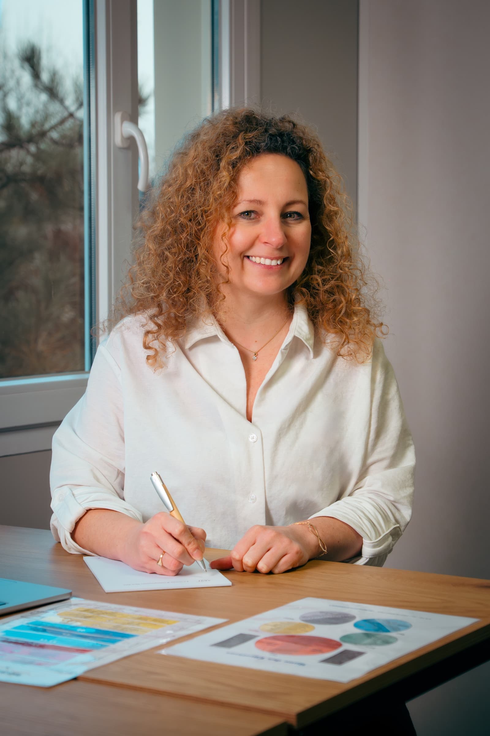 Odile Coache, kinésiologue, à son bureau dans son cabinet
